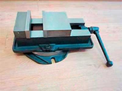 Тиски станочные поворотные qm16100
